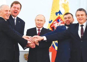 From left, Moscow-appointed head of Kherson region Vladimir Saldo; Moscowappointed head of Zaporizhzhia region Yevgeny Balitsky; Russian President Vladimir Putin; Denis Pushilin, leader of the self-proclaimed Donetsk People's Republic; and Leonid Pasechnik, leader of self-proclaimed Luhansk People's Republic pose for a photo during a ceremony at the Kremlin in Moscow.