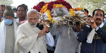 PM MODI: A ROLE MODEL IN GRIEF TOO