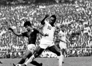 Pele-in-action-against-Mohun-Bagan-in-Kolkata-in-1977
