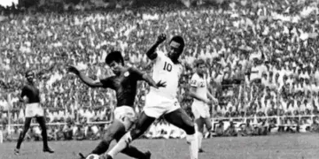 Pele-in-action-against-Mohun-Bagan-in-Kolkata-in-1977