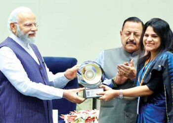 PM exhorts civil servants to save national interest