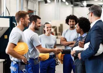 Blue-collar job vacancies grow by 7 pc