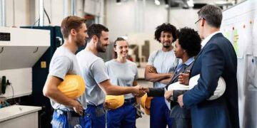 Blue-collar job vacancies grow by 7 pc