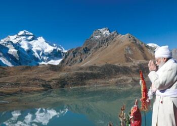 PM Modi prays at Shiva's