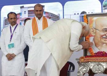 PM pays tributes to Gandhi, Shastri