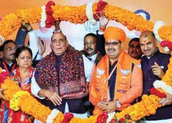 Defence Minister Rajnath Singh flanked by former and new CMs