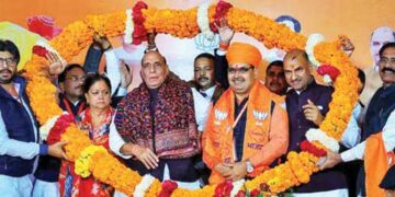 Defence Minister Rajnath Singh flanked by former and new CMs