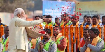 Modi showers flowers petals on Ram Temple