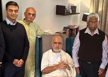 Spiritual leader Rameshbhai Oza, popularly known as Pujya Bhaishri, with members of the Maa Kupa Foundation, UK