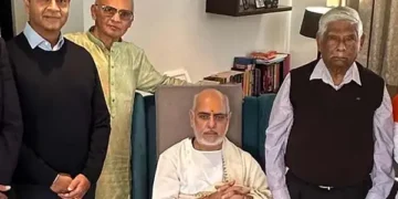 Spiritual leader Rameshbhai Oza, popularly known as Pujya Bhaishri, with members of the Maa Kupa Foundation, UK
