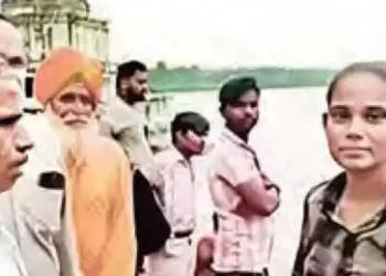 A flower selling student saved four drowning youths by acting as an angel.