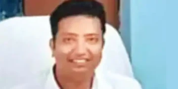 Father washes officers' clothes, but son is not seen