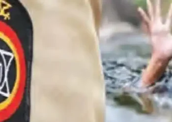 Female policeman saved a child drowning in the river by becoming a security messenger