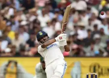 Unbroken century stand between Reddy and Sundar takes India to 326/7