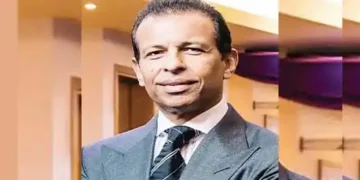 Once he used to sell fruits on the roadside, now he is the owner of wealth worth billions