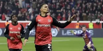 Leverkusen overpowers Bochum to stay in Bundesliga title race