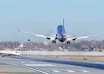 Pilot aborts last-minute landing to dodge close call with private plane