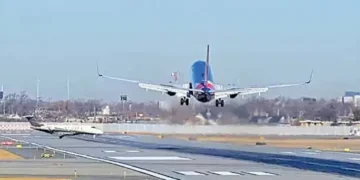 Pilot aborts last-minute landing to dodge close call with private plane