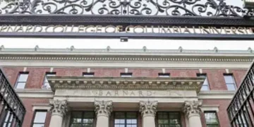 Pro-Palestinian protesters force their entry into college campus