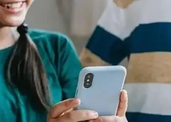 Study links excessive screen time to sleep disruptions, depression in girls