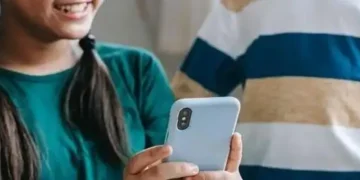 Study links excessive screen time to sleep disruptions, depression in girls