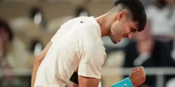 Alcaraz battles past Dzumhur to reach fourth round of French Open