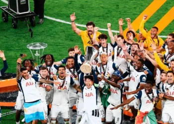 Hotspur beat Manchester United to lift Europa Trophy