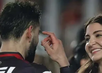 Anushka hugs hubby Virat as RCB registers maiden IPL win