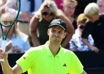 Hurkacz powers through pain, defeats Bautista Agut