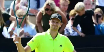 Hurkacz powers through pain, defeats Bautista Agut