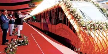 Kashmir's first Vande Bharat train started, passengers' faces lit up