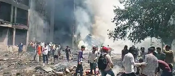 अहमदाबाद में प्लेन क्रैश, 242 यात्रियों में से केवल एक बचा