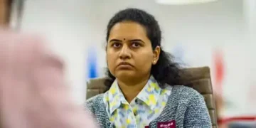 Humpy storms into World Cup semi-finals