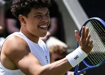 Shelton brushes past Hijikata in 71 secs