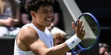 Shelton brushes past Hijikata in 71 secs