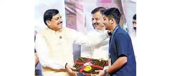 25,000 rupees each transferred to the bank accounts of 94,000 students for laptops