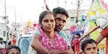 The wife carried her husband on her back and completed the 150 km long Kanwar Yatra