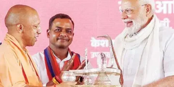 CM presented a silver Shivling with Argha to the PM