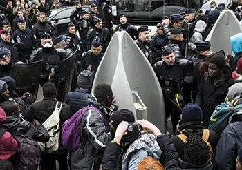 FIRST MIGRANTS ARRIVE IN THE UK FROM FRANCE