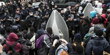 FIRST MIGRANTS ARRIVE IN THE UK FROM FRANCE