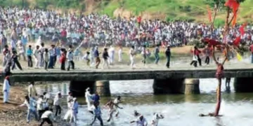 Strange tradition: 900 injured in stone pelting at Gotmar fair