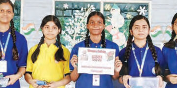Girl students in Kashi made 'Modi Ring'