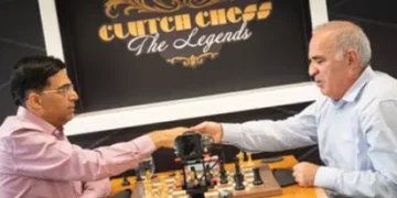 Kasparov takes 5-point lead as Anand loses on time