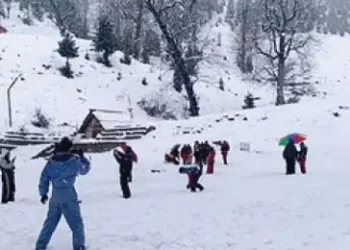 Cold weather will persist until March, with heavy snowfall in the mountains.