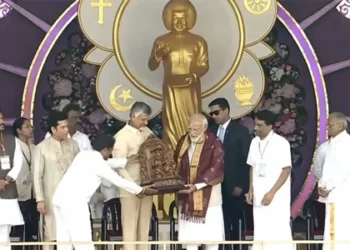 PM Modi pays obeisance to Sathya Sai Baba in Puttaparthi