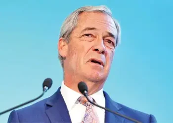 Starmer labels Farage 'spineless'