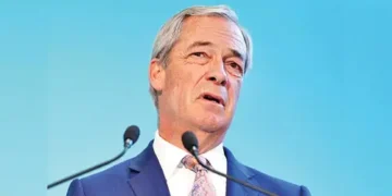 Starmer labels Farage 'spineless'