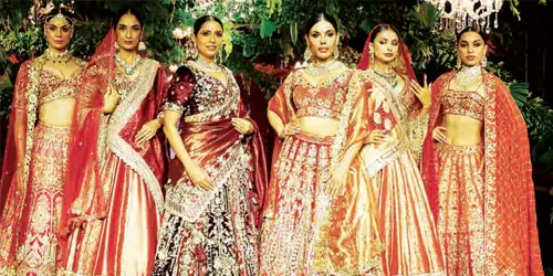 Manushi Chillar's catwalk, spread her charm on the ramp