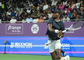 Suresh stuns Medvedev in thriller to secure final spot