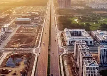 Modern cities are being built on both sides of the Delhi-NCR expressway.